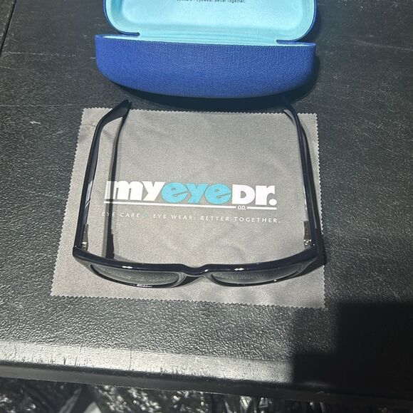 Sunglasses with Case and Cloth - Picture 5 of 6